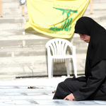 Beirut: Imponente partecipazione ai funerali del comandante Hezbollah ucciso in un raid israeliano